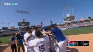 ショーヘイ、やったな！仲間が総出で大谷翔平のサヨナラ打を祝福 背中バシバシ→大量の水シャワー