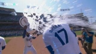 えっ、俺も！？大谷翔平、劇的サヨナラ打 ヒーローへの大量「氷水シャワー」で“もらい事故”した選手がびっくり