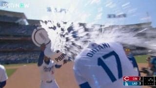 もはや事故レベル！ 大谷翔平に一体、何が起こったのか…！？ 劇的サヨナラヒット直後のチームメイトのリアクションが話題に　ファン騒然「かけすぎだろw」「こっちまで嬉しくなる」