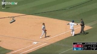 危ない！一瞬ヒヤリ… 大谷翔平にハプニング発生…！ 爆速スピードで審判とあわや激突→ギリギリで“神回避”する瞬間　ファン騒然「よく避けたな」「ぶつかってたら…」