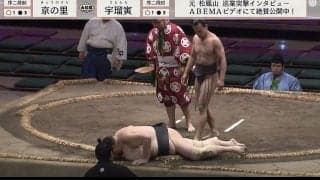 おや…何があった？ 勝負後に倒れ込んだ力士を心配する超軽量力士…土俵を下りる際のよろける姿に「大丈夫？」どよめき広がる