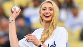 へそ出し美女の「腹筋すげ」　ド軍戦で華麗な一投…抜群スタイルで本拠地魅了