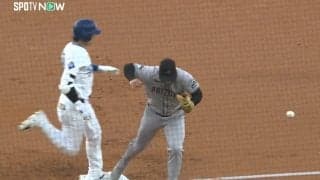 ショーヘイが…ぶつかる！ 大谷翔平の“奇襲”が招いたドタバタ劇 意表を突くセーフティーバントでの一コマ