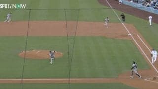 息できてるか…？ 大谷翔平、まさかのセーフティバントで“異変”が起きた…！ 相手投手のリアクションがヤバすぎると話題に「ショックだろうな」「さすがに可哀想」