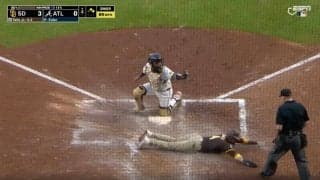 前代未聞！一体、何が起きた…！？ ヤバすぎる審判への抗議が話題に　ありえない誤審にヘッドスライディングしたまま… ファン騒然「ウケるw」「笑うしかない」