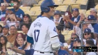これは反則レベル！ 大谷翔平に球場全員がダマされた… “まさかのバント”直後に見せた一瞬の“表情”にファン騒然 「やってやったぜ？」「爽やかすぎる」