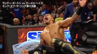 やめとけって…喧嘩を売る相手が悪すぎた！驚異の超新星ヒールレスラー、衝撃の場外KO　大御所ブチギレで“地獄の3連発”「受けすぎだろ」ファンもドン引き