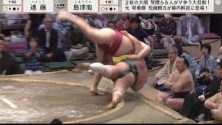 土俵下に落下した力士が親方に“浴びせ蹴り”！珍しい光景に騒然…「ぶっ飛んだ」「大回転や！」