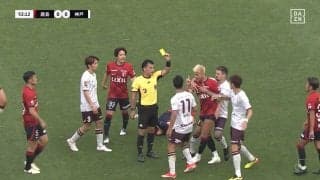 「レッドだろ！」鈴木優磨が武藤嘉紀に詰め寄り一触即発の緊迫現場 喉元直撃の危険な肘ブロック炸裂も“イエロー”判定に怒りの猛抗議「そりゃ怒るって」