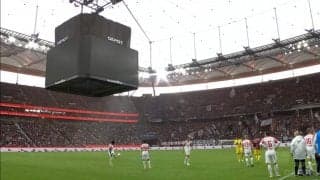 「落ちたら大惨事」試合中のピッチに超巨大スクリーンが降下＆散水してプレーが中断する前代未聞のアクシデント発生！やりすぎた発煙筒の煙に反応か「超危険」「シュール過ぎる」