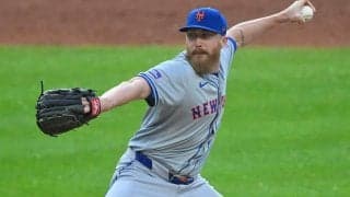 被弾に激昂→ベンチ備品に当たり散らし…“大暴れ”のベテランにファン呆れ「ガキだな」