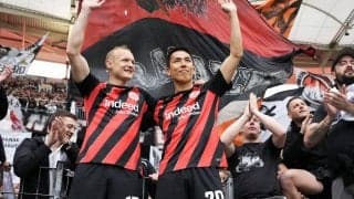 【スクープ撮】駆け寄る｢激カワ｣モンスター2人をギュ～して｢涙｣　長谷部誠40歳｢最後の雄姿｣とジュニア｢大物｣の証明、気になる｢引退後」