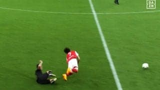 「この野郎！」伊東純也が珍しく激昂！ 危険な悪質アフタータックルで吹っ飛ぶ→ファンも激怒した瞬間「ノーカードはねえよ」「ふざけんな」