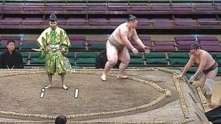 「あ、すみません」勝った力士も驚き “超レア”な決まり手が生んだ珍事