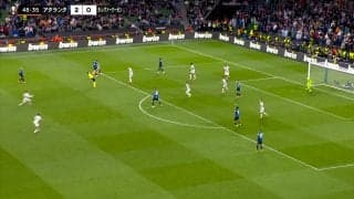 「神反応やんw」咄嗟の“マトリックスのけ反り”が話題沸騰！ EL決勝レフェリーがボール直撃を緊急回避した驚愕の瞬間「よく避けたな」「すっげぇ」