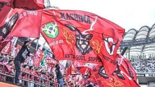 「スゲェ!!」「ヤバすぎな面々」J1鹿島の黄金期を支えたレジェンドたちの壮観な“肩組みショット”が話題！「満男さんどっち見てんのー」「真ん中にいるのが羨ましい」の声