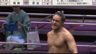 バキバキ筋肉ボディの19歳力士が驚異的な体幹力を発揮！バランスを崩しても「絶対に倒れない」驚きの声