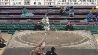 土俵下での力士のやり取りが「仲良しかよ」と話題 スポーツマンシップあふれる姿に「友情」「イチャイチャし過ぎ」ツッコミも