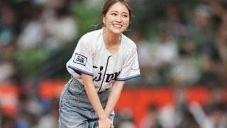 “大暴投”にガクっ…大照れが「かわいい」　抜群スタイルの豪快投球「ウエストが細い」