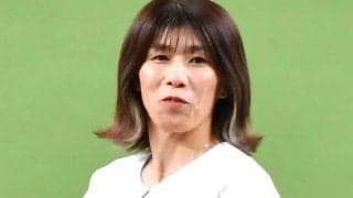 “霊長類最強”吉田沙保里さんが豪快始球式　縦縞ユニで一投…甲子園どよめき
