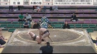 力士が土俵下に同時落下で“衝撃被弾” 親方がたまらず後ろへ倒れ込み…「Wでぶつかった？」視聴者どよめき