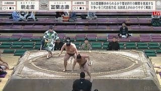 土俵下に落下した力士を親方がナイスキャッチ！ 「ほのぼの被弾w」「抱きかかえた」親方の漢気にファンほっこり