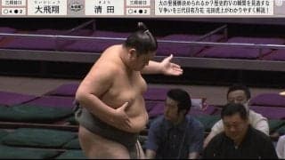 大きな体でゆっくりと足が上がっていく…三段目力士の美しい四股に「巨大なのにすごいバランス」鍛えられた太ももの筋肉にも注目