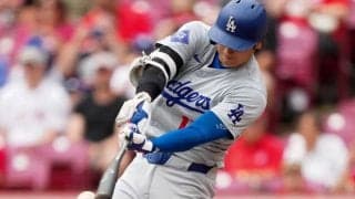 防水シートの下に人が！？ 雨天中断でハプニングも　大谷翔平は最終打席で“打球速度183キロ”の一塁強襲安打！