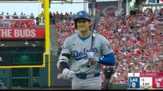 球場騒然！ 何かおかしい… どうした、大谷翔平…！？ 三振後に見せた一瞬の“表情”にファン騒然「ちょっと休ませてあげて」「どういう感情？」