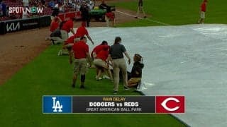 大谷翔平出場試合でまさかの事態発生！女性スタッフ、雨除けシートの下敷きから無事脱出の危機一髪シーン「無事でよかった〜」