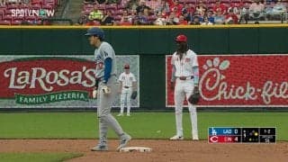 足、大丈夫なの？大谷翔平、太もも裏の違和感もお構いなしの“盗塁”塁上で若き爆速王と笑顔で挨拶のほんわかな一瞬