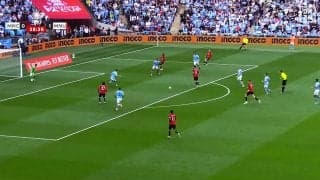 オシャレすぎる“神アシスト”が脚光！「鳥肌たった」「えぐない？」マンＵ主将の超絶ノールックパスがマンＣ守備陣を凍らせた瞬間