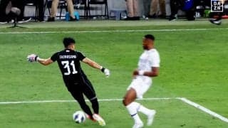 「何やってんだ！」「擁護できない…」まさかの“残念すぎる空振り”に本人もファンも唖然…ACL決勝にスクランブル出場のF・マリノスGKが経験不足露呈で失点した瞬間