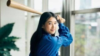 へそ出し美女の「腹筋すばらしい」　揺れる黒髪…モデルの一振りが「かっけー」