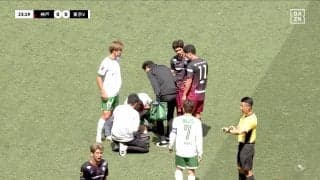 「まじで危ないって」東京Vの流血アクシデントにスタジアム騒然　競り合いで肘が顔面直撃→無念の交代「軽症であってほしい」ファンも沈痛