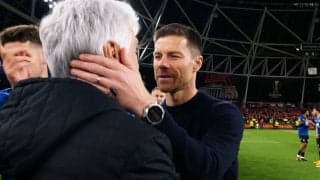 まさに“真のスポーツマン”だ！ シャビ・アロンソ監督の「人格者すぎる」振る舞いに称賛続々！ 52試合ぶり敗戦でも敵将を気遣った一部始終「グッジョブって言ってた」