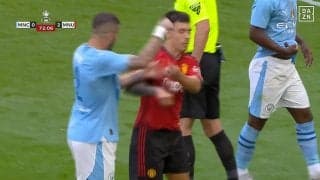 「チンタラしてんじゃねえ！」「なんだお前？」マンチェスター・ダービーで喧嘩勃発！“ノロノロ交代”に激怒のシティDFが敵を突き飛ばした一部始終「やりやがったな」