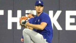 大谷翔平、豪雨の中キャッチボール　屋根付きのブルペンで…半袖で約15分間投球