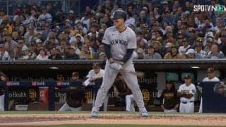 えっ？ 何してんの…！？ 投手が投げる瞬間に歩きだした…！ ヤンキースのベテラン野手の“予想外の動き”にファン騒然「その発想はなかった」「漫画しかありえないw」