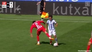 久保建英はファウルでしか止められない！？ 鋭いカットイン→敵DFに膝を蹴られて「カードだろ」と抗議した一部始終