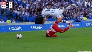 久保建英vsグリーズマンの“バチバチ大人バトル”が迫力満点！ 日本の至宝が後方から激しくチャージ→足が絡まり吹っ飛んだ一部始終「荒ぶってなくてプロって感じで良いな」