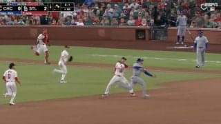 一体、何が起きた… 中継カメラがとらえた決定的瞬間　果たして判定は…！？ 野手のタッチをギリギリ回避した“忍者走塁”がスゴすぎると話題に