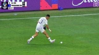 えっ、何やってんの！？ ゴラッソ直後のヒーローが“ゴミ拾い”する珍行動が話題！ 横浜F・マリノスを翻弄した大会MVPに「半端ないって」「ゴール決めてゴミ拾いまでw」の声