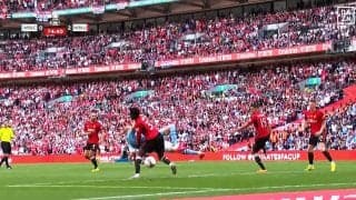 「はっ？ PKだろ！」怪物ハーランドが“WWEタックル”を食らい転倒→ノーファウル判定で物議を醸した一部始終「完全に妨害してる」「まったくボールを見てない」「そりゃ怒るわ」