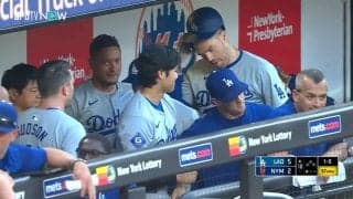 大谷翔平に笑顔が戻り、山本由伸も両手を突き上げた！フリーマンの一発でベンチはお祭り騒ぎに