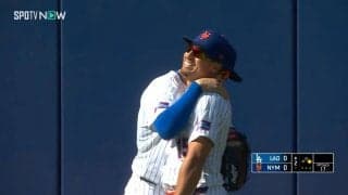 捕ったぞ！あれ…？大谷翔平出場試合で飛び出した超ファインプレーだけどおもしろい\"ホームランキャッチ未遂\"「諦めないとはこのこと」