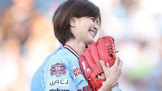 48歳とは思えぬ驚愕スタイル　人気女優が青ショーパンで一投…満点スマイルで魅了