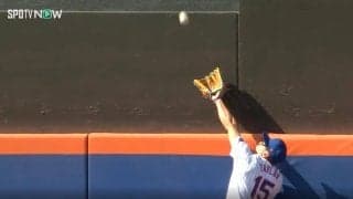 打者がドン引き！ 一体、何が起こった…！？ ド軍バッターの特大ホームランが“奪われた”決定的瞬間　球場が揺れた好プレー「すごいジャンプ力」「タイミングも完璧」