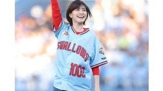 48歳女優の美貌に「時が止まっている」　青ショーパンに神宮大反響「笑顔がたまらん」