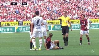 えっ、何が起きた！？浦和・ショルツがリスタート時に足をかけられて転倒！　解説・松井大輔氏「駆け引きはじまってきますよ」疑惑のシーンにスタジアム騒然